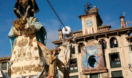 El Angel se acerca a María